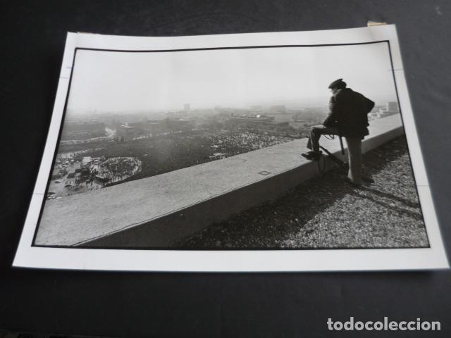 Fotografia antiga: MADRID MANIFESTACION POR LA PAZ Y EL DESARME ANTIGUA FOTOGRAFIA ORIGINAL 18 X 24 CM