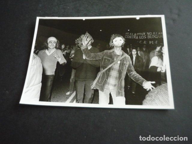 Fotograf&iacute;a antigua: MADRID MANIFESTACION PACIFISTA ANTIGUA FOTOGRAFIA ORIGINAL 18 X 13 CM