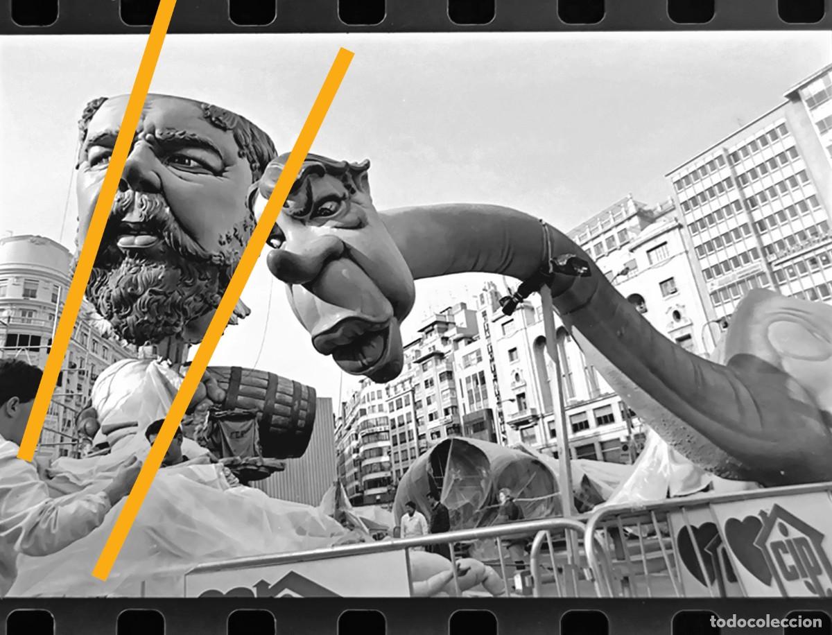 Fotograf&iacute;a antigua: Antiguo negativo de fotograf&iacute;a. Falla plaza del ayuntamiento. Fallas de Valencia. A&ntilde;o 1995