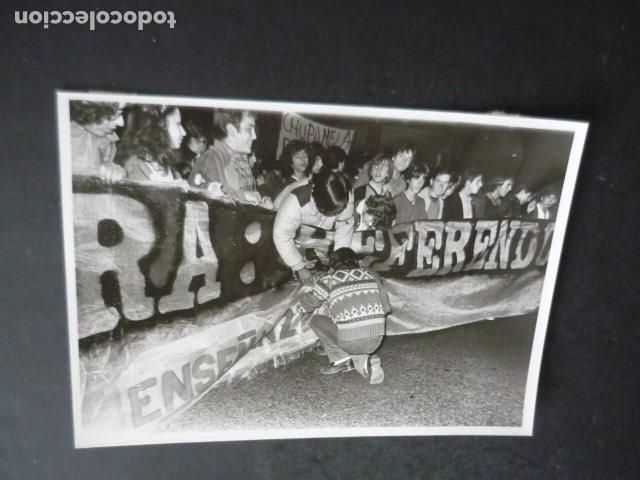 Fotografia antiga: MADRID MANIFESTACION PACIFISTA ANTIGUA FOTOGRAFIA ORIGINAL 18 X 13 CM