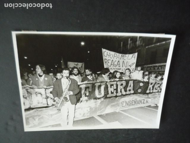 Fotografia antiga: MADRID MANIFESTACION PACIFISTA ANTIGUA FOTOGRAFIA ORIGINAL 18 X 13 CM