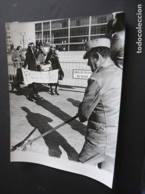 Fotografia antiga: MADRID MANIFESTACION PRO DERECHOS HUMANOS ANTIGUA FOTOGRAFIA ORIGINAL 18 X 24 CM