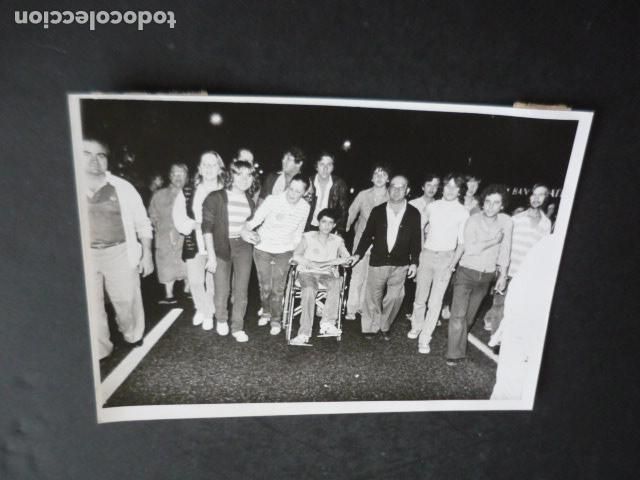 Fotografia antiga: MADRID MANIFESTACION AFECTADOS SINDROME TOXICO COLZA ANTIGUA FOTOGRAFIA ORIGINAL 18 X 13 CM
