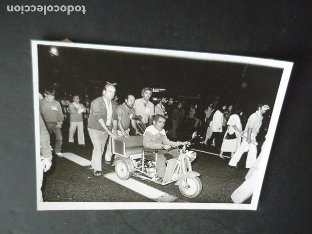 Fotografia antiga: MADRID MANIFESTACION AFECTADOS SINDROME TOXICO COLZA ANTIGUA FOTOGRAFIA ORIGINAL 18 X 13 CM