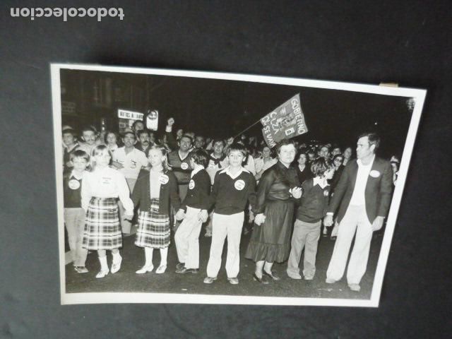 Fotografia antiga: MADRID MANIFESTACION AFECTADOS SINDROME TOXICO COLZA ANTIGUA FOTOGRAFIA ORIGINAL 18 X 13 CM