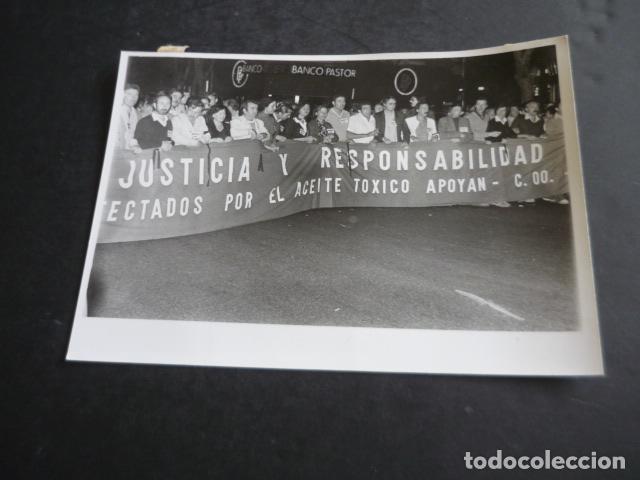 Fotografia antiga: MADRID MANIFESTACION AFECTADOS SINDROME TOXICO COLZA ANTIGUA FOTOGRAFIA ORIGINAL 18 X 13 CM