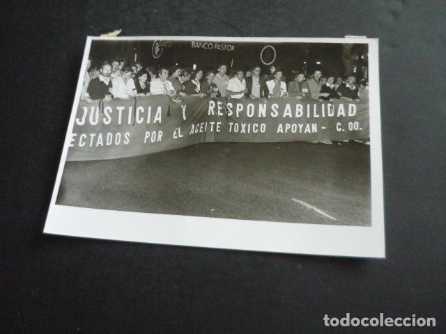 Fotografia antiga: MADRID MANIFESTACION AFECTADOS SINDROME TOXICO COLZA ANTIGUA FOTOGRAFIA ORIGINAL 18 X 13 CM