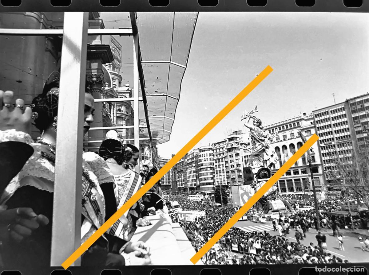 Fotograf&iacute;a antigua: Antiguo negativo de fotograf&iacute;a. Falla plaza del ayuntamiento. Fallas de Valencia. A&ntilde;o 1995
