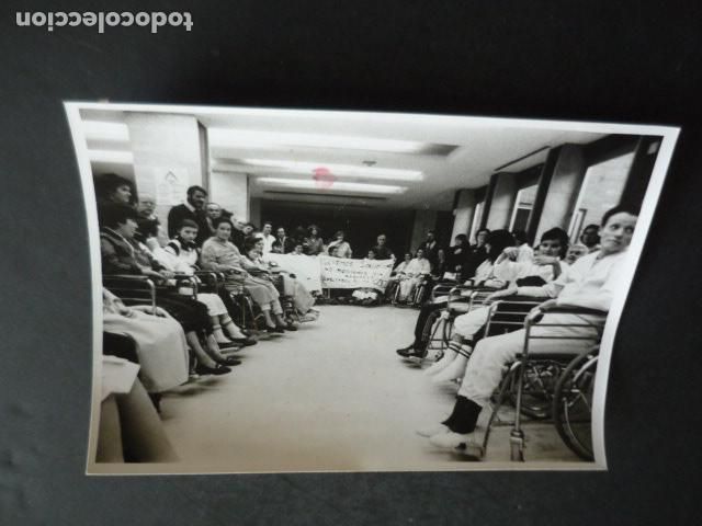 Fotograf&iacute;a antigua: MADRID MANIFESTACION AFECTADOS SINDROME TOXICO COLZA ANTIGUA FOTOGRAFIA ORIGINAL 18 X 13 CM