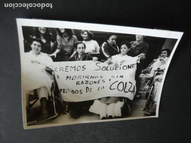 Alte Fotografie: MADRID MANIFESTACION AFECTADOS SINDROME TOXICO COLZA ANTIGUA FOTOGRAFIA ORIGINAL 18 X 13 CM