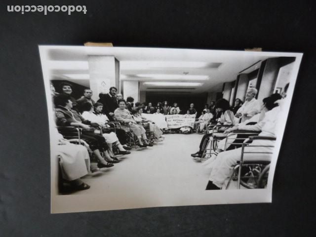Fotograf&iacute;a antigua: MADRID MANIFESTACION AFECTADOS SINDROME TOXICO COLZA ANTIGUA FOTOGRAFIA ORIGINAL 18 X 13 CM