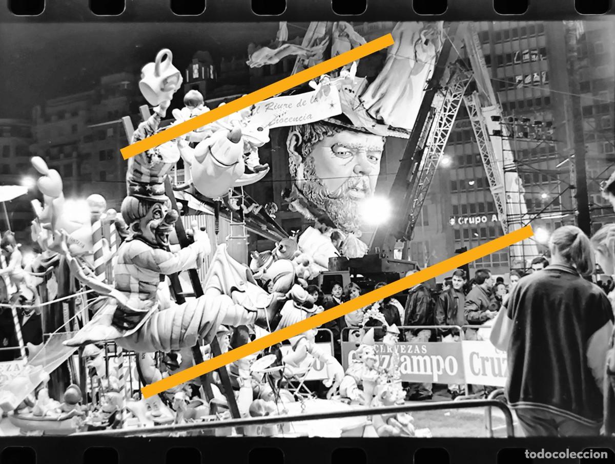 Fotograf&iacute;a antigua: Antiguo negativo de fotograf&iacute;a. Falla plaza del ayuntamiento. Fallas de Valencia. A&ntilde;o 1995