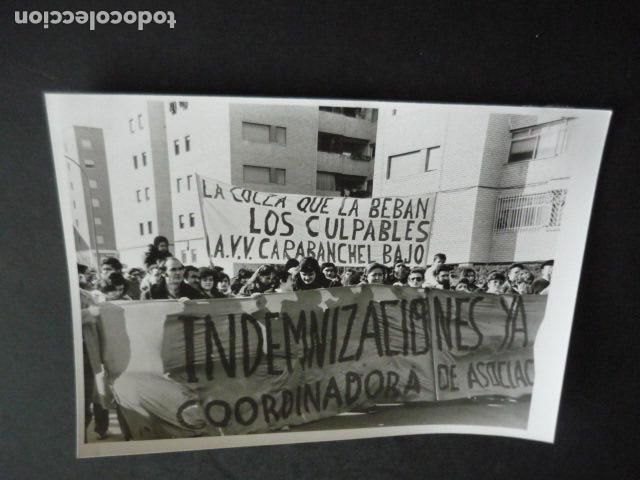 Fotograf&iacute;a antigua: LEGANES MADRID MANIFESTACION AFECTADOS SINDROME TOXICO COLZA ANTIGUA FOTOGRAFIA ORIGINAL 18 X 13 CM