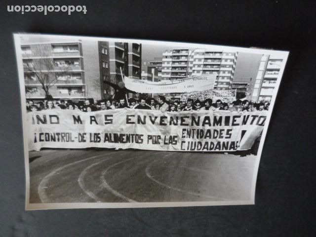 Fotograf&iacute;a antigua: LEGANES MADRID MANIFESTACION AFECTADOS SINDROME TOXICO COLZA ANTIGUA FOTOGRAFIA ORIGINAL 18 X 13 CM