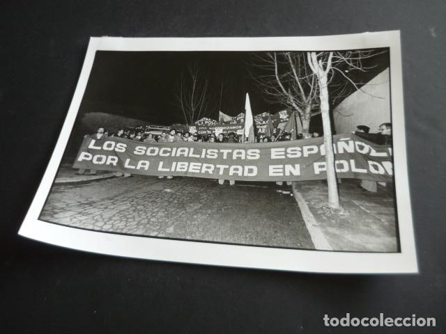 Alte Fotografie: MADRID MANIFESTACION EMBAJADA POLONIA ANTIGUA FOTOGRAFIA ORIGINAL 18 X 24 CM
