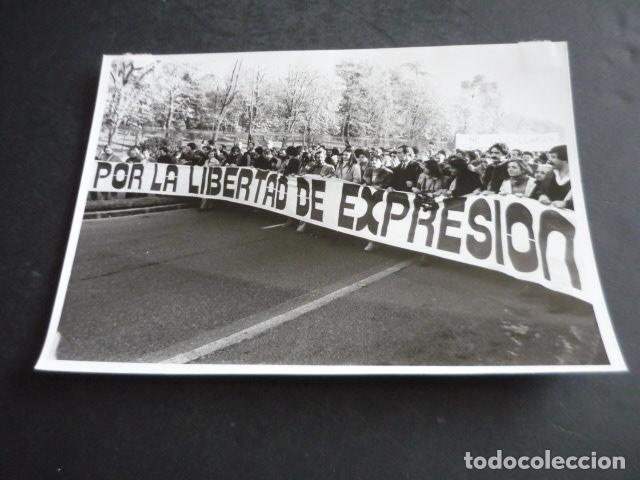 Fotografia antiga: MADRID MANIFESTACION LIBERTAD DE EXPRESION ANTIGUA FOTOGRAFIA ORIGINAL 18 X 13 CM