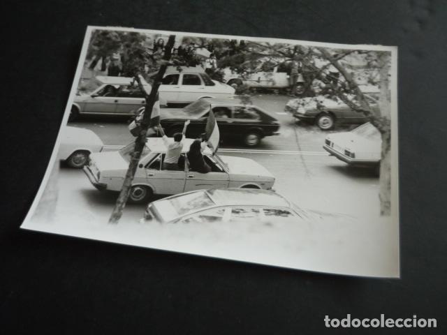 Alte Fotografie: MADRID MANIFESTACION PLAZA DE ORIENTE EN AUTOMOVILES FALANGE ANTIGUA FOTOGRAFIA ORIGINAL 18 X 13 CM