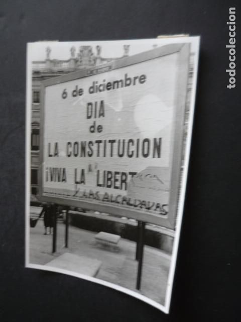 Fotografia antica: MADRID MANIFESTACION PLAZA DE ORIENTE EN AUTOMOVILES FALANGE ANTIGUA FOTOGRAFIA ORIGINAL 18 X 13 CM