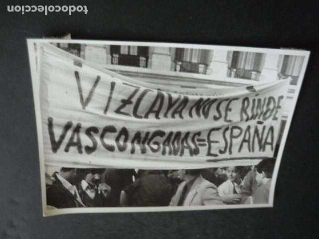 Fotografia antica: MADRID MANIFESTACION PLAZA DE ORIENTE FALANGE 1981 ANTIGUA FOTOGRAFIA ORIGINAL 18 X 13 CM