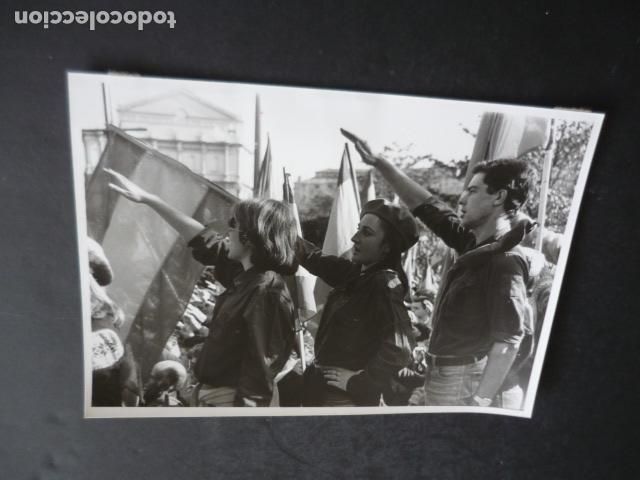 Fotografia antiga: MADRID MANIFESTACION PLAZA DE ORIENTE FALANGE 1981 ANTIGUA FOTOGRAFIA ORIGINAL 18 X 13 CM