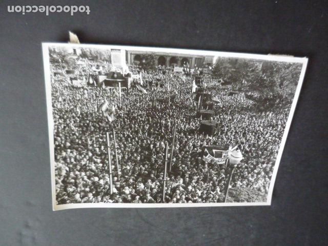 Alte Fotografie: MADRID MANIFESTACION PLAZA DE ORIENTE FALANGE 1981 ANTIGUA FOTOGRAFIA ORIGINAL 18 X 13 CM
