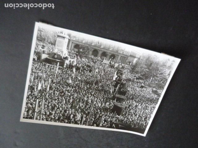 Antique Photography: MADRID MANIFESTACION PLAZA DE ORIENTE FALANGE 1981 ANTIGUA FOTOGRAFIA ORIGINAL 18 X 13 CM
