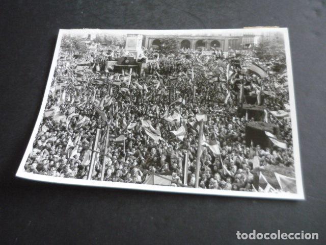 Fotografia antiga: MADRID MANIFESTACION PLAZA DE ORIENTE FALANGE 1981 ANTIGUA FOTOGRAFIA ORIGINAL 18 X 13 CM