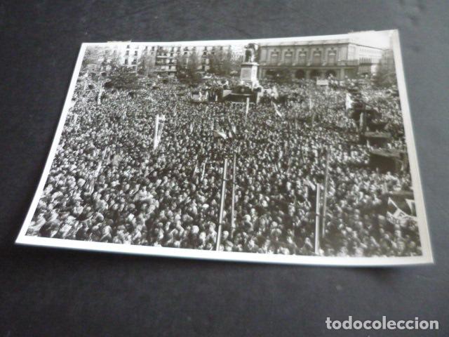 Fotografia antiga: MADRID MANIFESTACION PLAZA DE ORIENTE FALANGE 1981 ANTIGUA FOTOGRAFIA ORIGINAL 18 X 13 CM