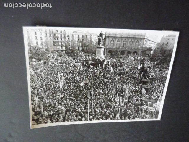 Antique Photography: MADRID MANIFESTACION PLAZA DE ORIENTE FALANGE 1981 ANTIGUA FOTOGRAFIA ORIGINAL 18 X 13 CM