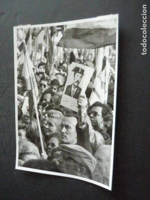 Fotografia antiga: MADRID MANIFESTACION PLAZA DE ORIENTE FALANGE 1981 ANTIGUA FOTOGRAFIA ORIGINAL 18 X 13 CM