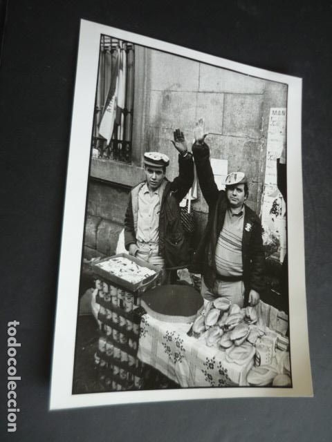 Alte Fotografie: MADRID MANIFESTACION PLAZA DE ORIENTE FALANGE 1981 ANTIGUA FOTOGRAFIA ORIGINAL 18 X 24 CM