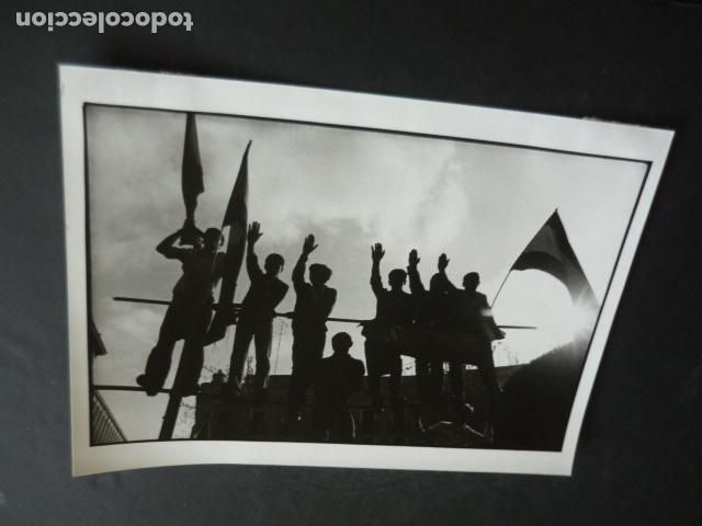 Alte Fotografie: MADRID MANIFESTACION PLAZA DE ORIENTE FALANGE 1981 ANTIGUA FOTOGRAFIA ORIGINAL 18 X 24 CM