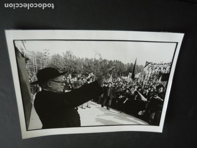 Fotograf&iacute;a antigua: MADRID MANIFESTACION PLAZA DE ORIENTE FALANGE 1981 ANTIGUA FOTOGRAFIA ORIGINAL 18 X 24 CM