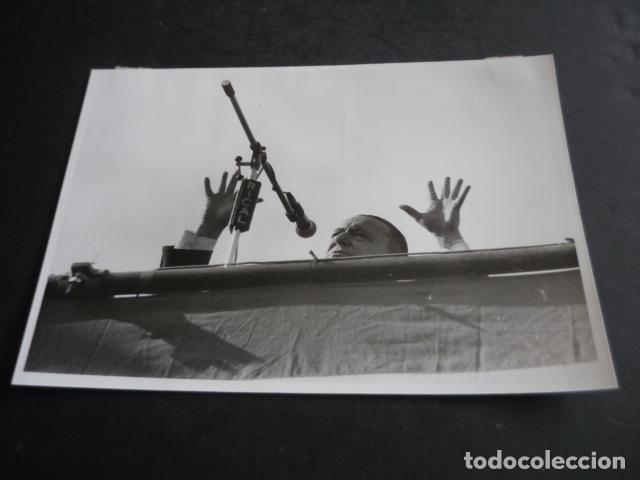 Alte Fotografie: MADRID MANIFESTACION PLAZA ORIENTE FALANGE BLAS PI&Ntilde;AR 1981 FOTOGRAFIA ORIGINAL 13 X 18 CM