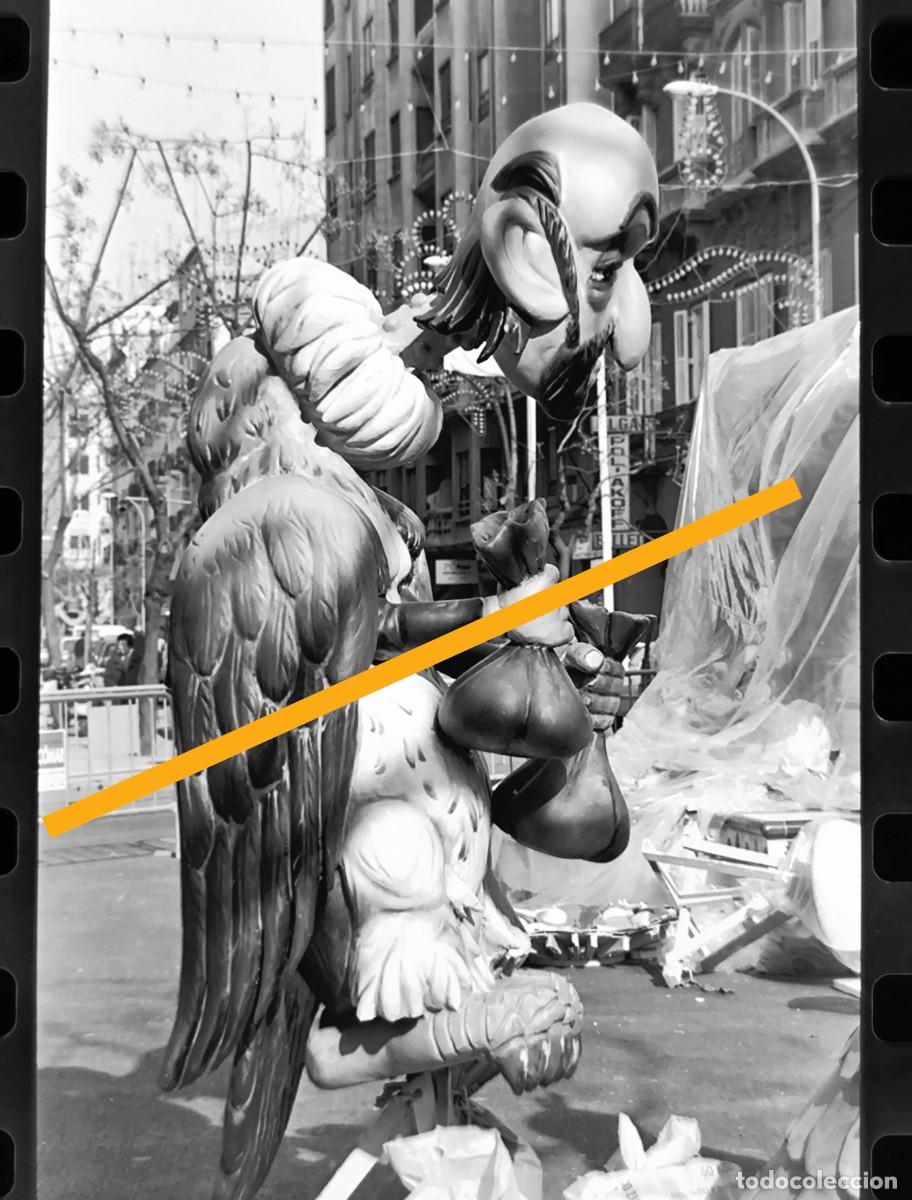Fotograf&iacute;a antigua: Antiguo negativo de fotograf&iacute;a. Falla. Fallas de Valencia. A&ntilde;o 1995