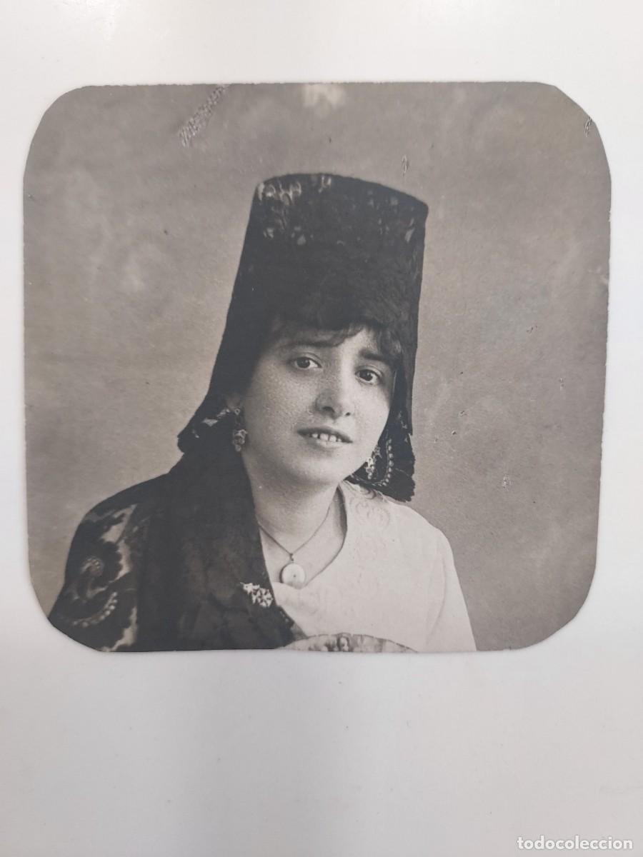 Fotograf&iacute;a antigua: FOTOGRAFIA MUJER ESPA&Ntilde;OLA CON MANTILLA Y PEINETA TRADICIONAL 8 X 8 CM. PRIMEROS SIGLO XX