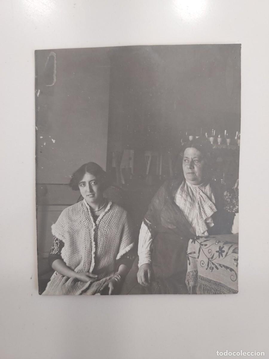 Fotograf&iacute;a antigua: FOTOGRAFIA ANTIGUA RETRATO 2 MUJERES CON CHAL. BADAJOZ. 7 X 8,5 CM. PRIMEROS SIGLO XX