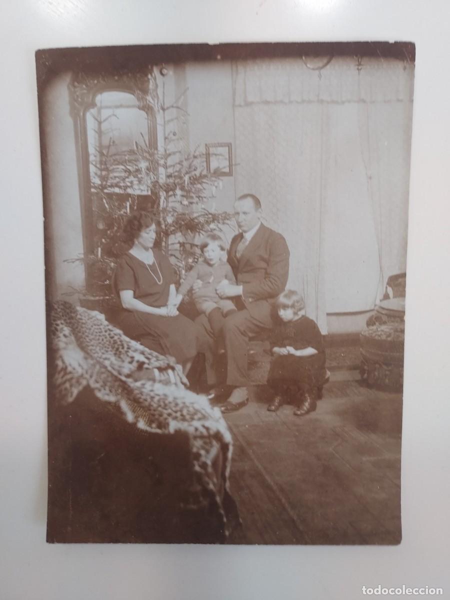Fotograf&iacute;a antigua: FOTOGRAFIA ANTIGUA RETRATO FAMILIA NI&Ntilde;OS ARBOL NAVIDAD. ESCENA NAVIDE&Ntilde;A. CA. 1920. 8 X 11 CM. PAPEL
