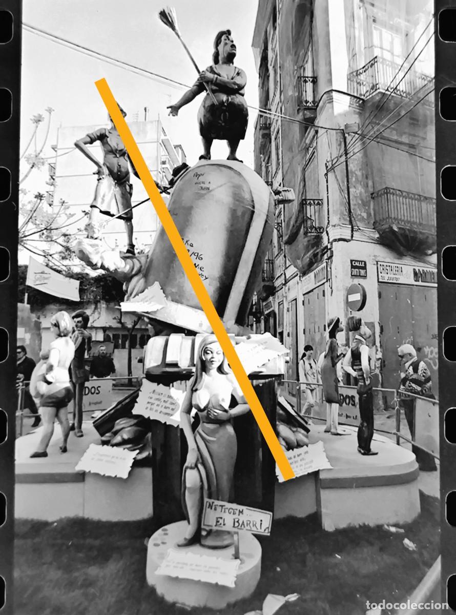 Fotograf&iacute;a antigua: Antiguo negativo de fotograf&iacute;a. Falla alta Santo Tom&aacute;s. Fallas de Valencia. A&ntilde;o 1995