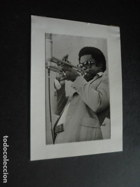 Fotograf&iacute;a antigua: MADRID FESTIVAL DE JAZZ 1982 FREDDIE HUBBARD MUSICO ANTIGUA FOTOGRAFIA ORIGINAL 18 X 13 CM