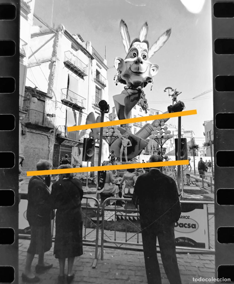 Fotograf&iacute;a antigua: Antiguo negativo de fotograf&iacute;a. Falla. Fallas de Valencia. A&ntilde;o 1997