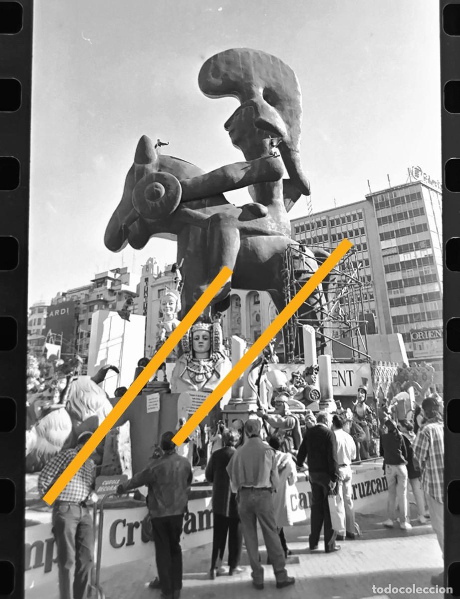 Fotograf&iacute;a antigua: Antiguo negativo de fotograf&iacute;a. Falla plaza del ayuntamiento. Fallas de Valencia. A&ntilde;o 1997