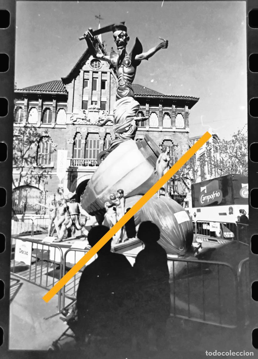 Fotograf&iacute;a antigua: Antiguo negativo de fotograf&iacute;a. Falla plaza del mercado. Fallas de Valencia. A&ntilde;o 1997