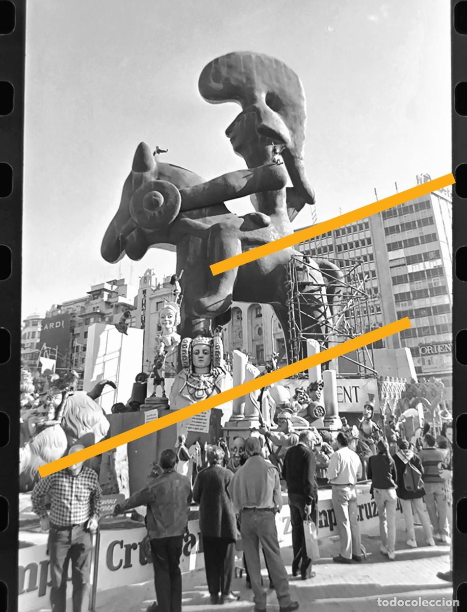 Fotograf&iacute;a antigua: Antiguo negativo de fotograf&iacute;a. Falla plaza del ayuntamiento. Fallas de Valencia. A&ntilde;o 1997