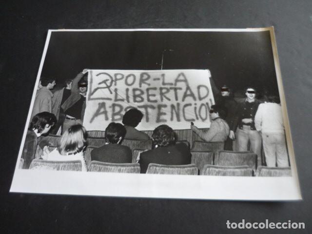 Antique Photography: MADRID TEATRO FIGARO RECITAL DEL CANTANTE RAIMON ANTIGUA FOTOGRAFIA ORIGINAL 18 X 24 CM