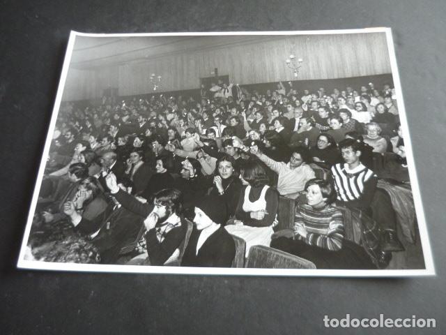 Fotografia antica: MADRID TEATRO FIGARO RECITAL DEL CANTANTE RAIMON ANTIGUA FOTOGRAFIA ORIGINAL 18 X 24 CM