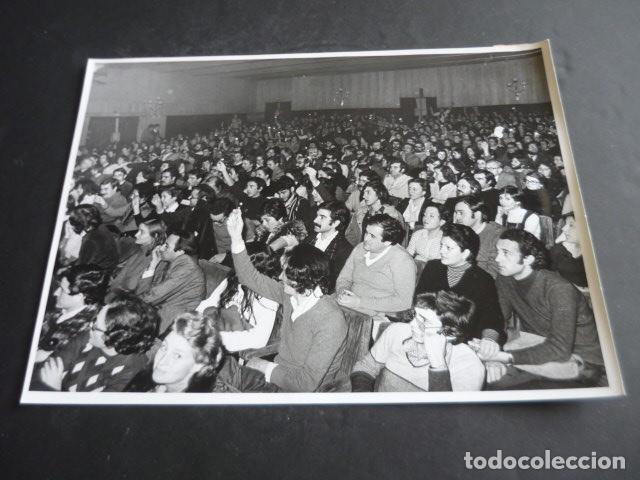 Fotograf&iacute;a antigua: MADRID TEATRO FIGARO RECITAL DEL CANTANTE RAIMON ANTIGUA FOTOGRAFIA ORIGINAL 18 X 24 CM