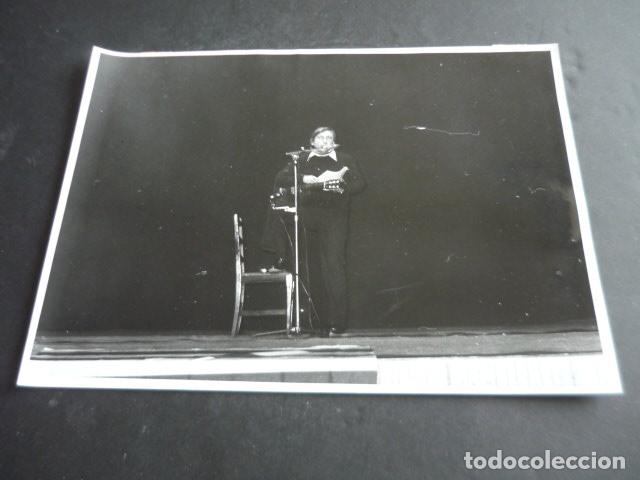Fotograf&iacute;a antigua: MADRID TEATRO FIGARO RECITAL DEL CANTANTE RAIMON ANTIGUA FOTOGRAFIA ORIGINAL 18 X 24 CM