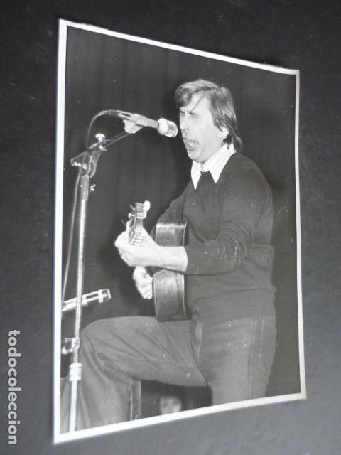 Fotografia antica: MADRID TEATRO FIGARO RECITAL DEL CANTANTE RAIMON ANTIGUA FOTOGRAFIA ORIGINAL 18 X 24 CM