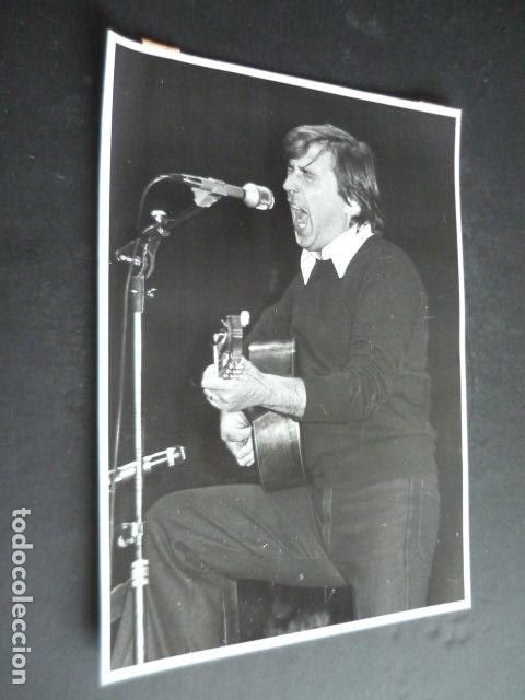 Fotografia antica: MADRID TEATRO FIGARO RECITAL DEL CANTANTE RAIMON ANTIGUA FOTOGRAFIA ORIGINAL 18 X 24 CM